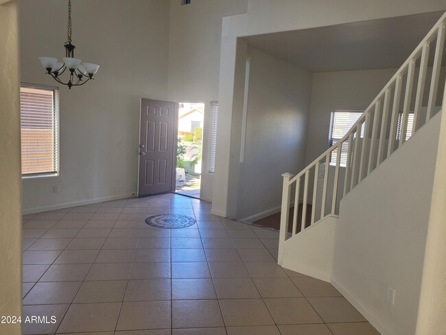 Foto del edificio - 15915 W Paradise Ln