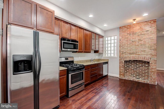 Building Photo - 327 E 21st St