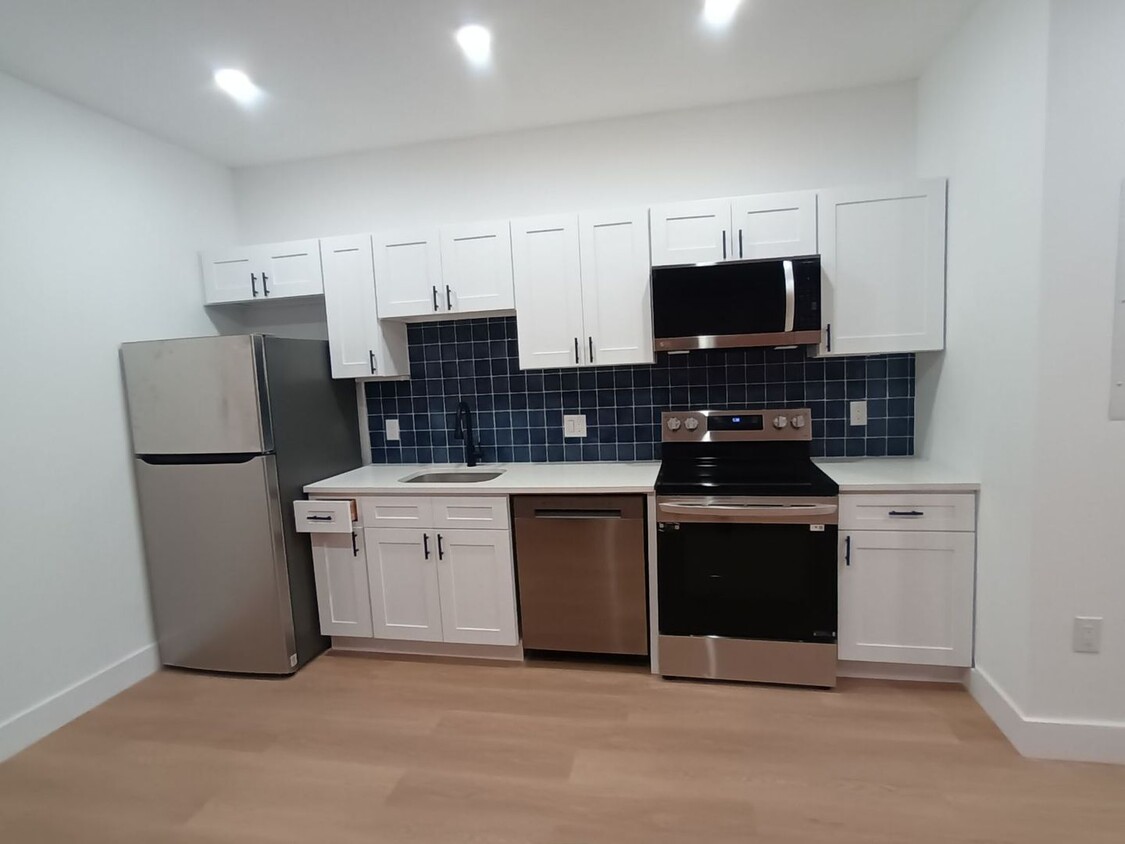 Foto principal - Newly Renovated 2BD/1BA in Fairhill - Avai...