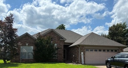 Building Photo - 2217 Daniel Dr