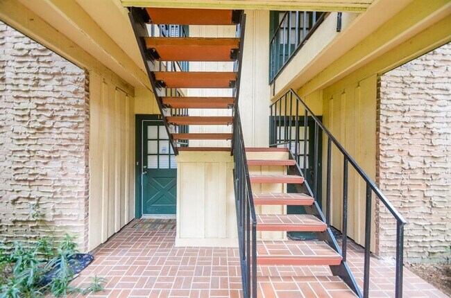 Building Photo - 8221 Kingsbrook Rd