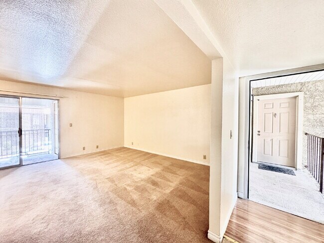 Foto del edificio - Lovely 2 Bed, 2 Bath Upstairs Condo for Rent in Guard Gated Community!