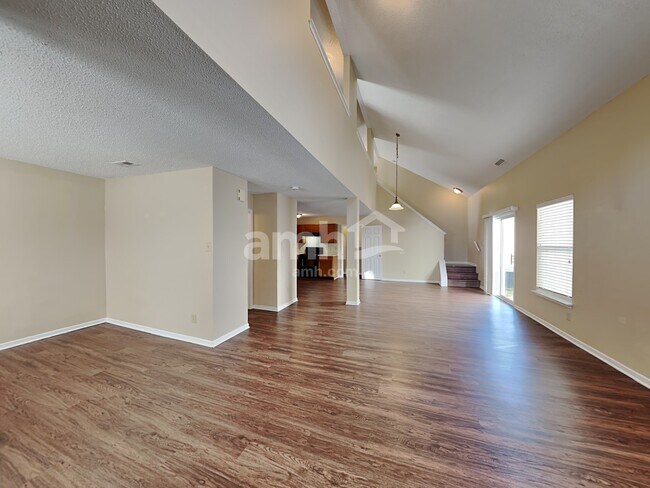 Building Photo - 916 Ravine Drive