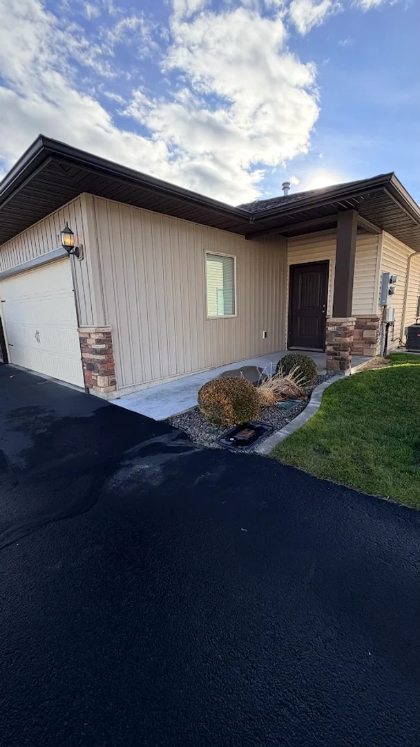 Building Photo - 186 New Hampshire Way