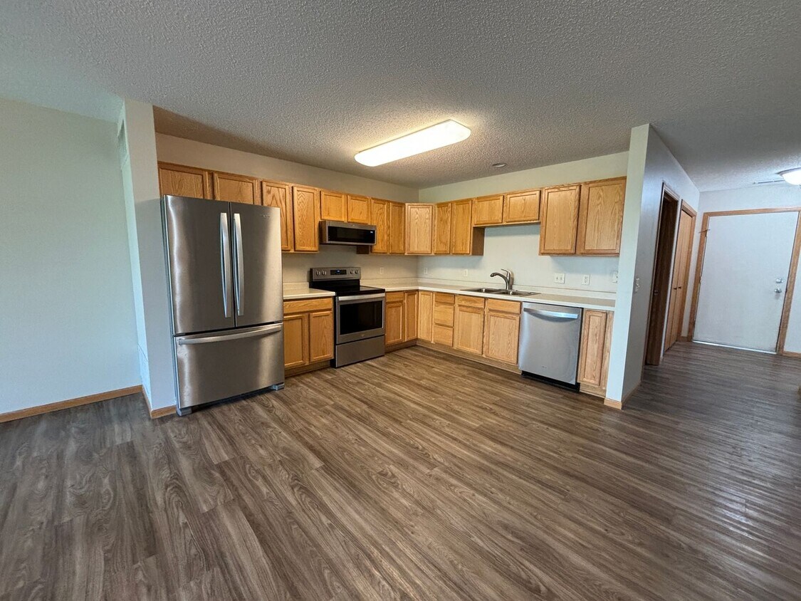 Foto principal - Remodeled 2 Bedroom Town Home