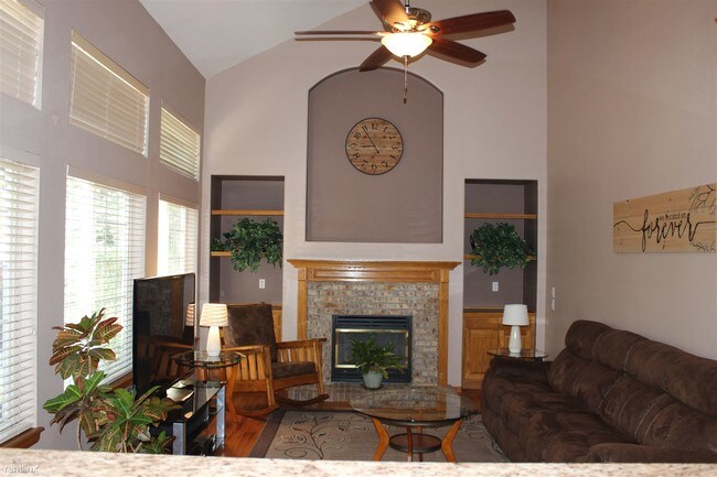 Building Photo - 6310 W Sumac Ave