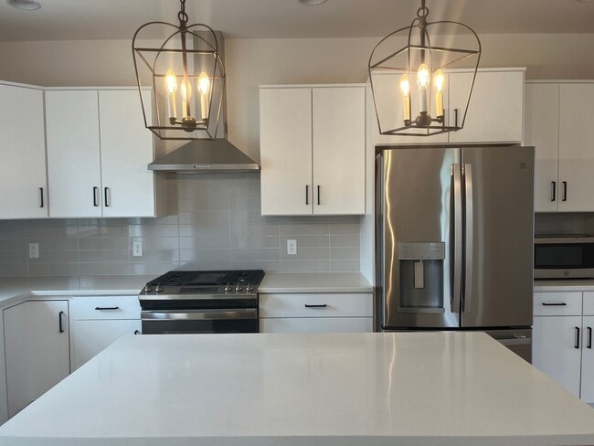 Building Photo - Stunning 3 Bedroom 2.5 Bathroom