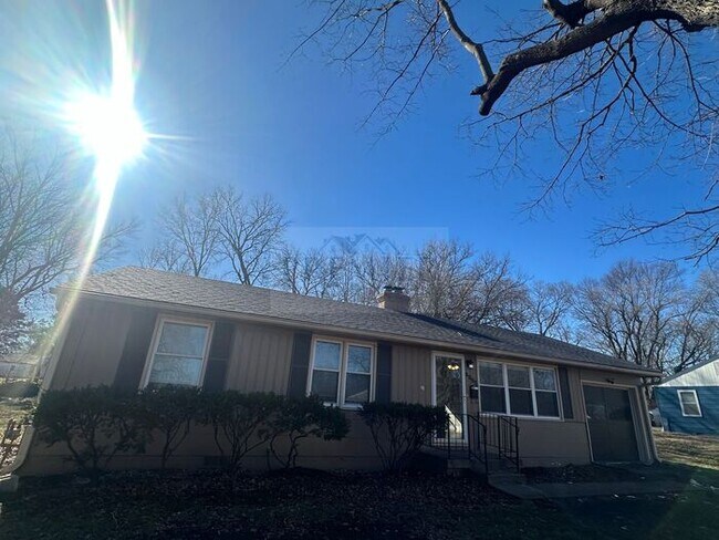 Foto del edificio - 8205 E 53rd KC MO -3 bed / 1 full bathroom...