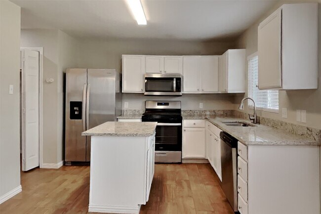 Foto del edificio - 16960 Wren Hill St