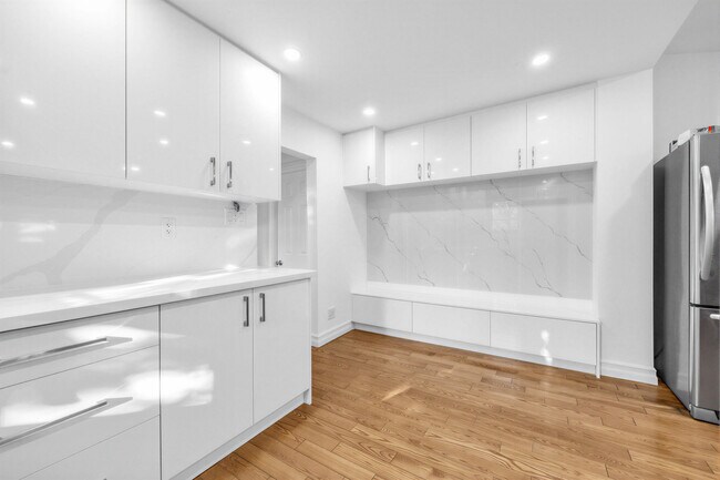 Building Photo - 1035 Briar Hill Av
