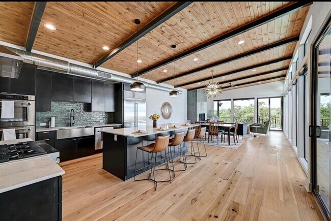 Foto del edificio - 607 Crosswater Ln