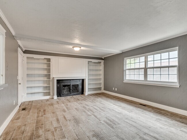 Foto del edificio - 7704 Brookside Dr