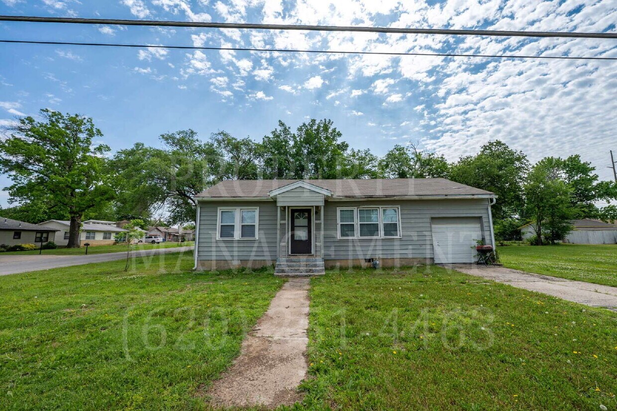 Foto principal - Charming 3-Bedroom Home in Coffeyville