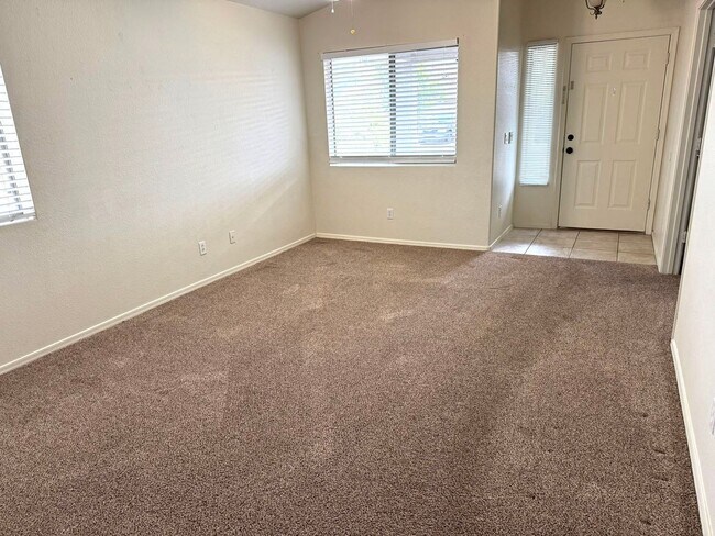 Foto del edificio - 3 bedroom plus den, 2 bath, on the golf co...