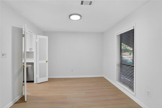 Foto del edificio - 8740 Roswell Rd