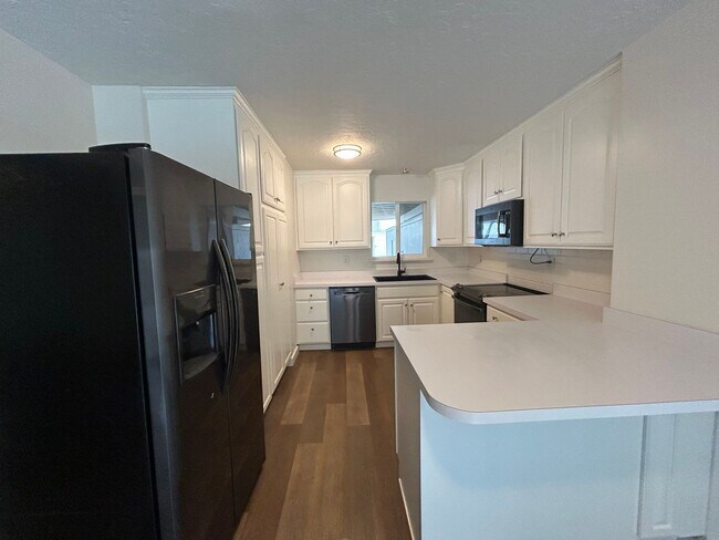 Building Photo - 4 Bedroom 3.5 Bathroom Townhome in Provo!