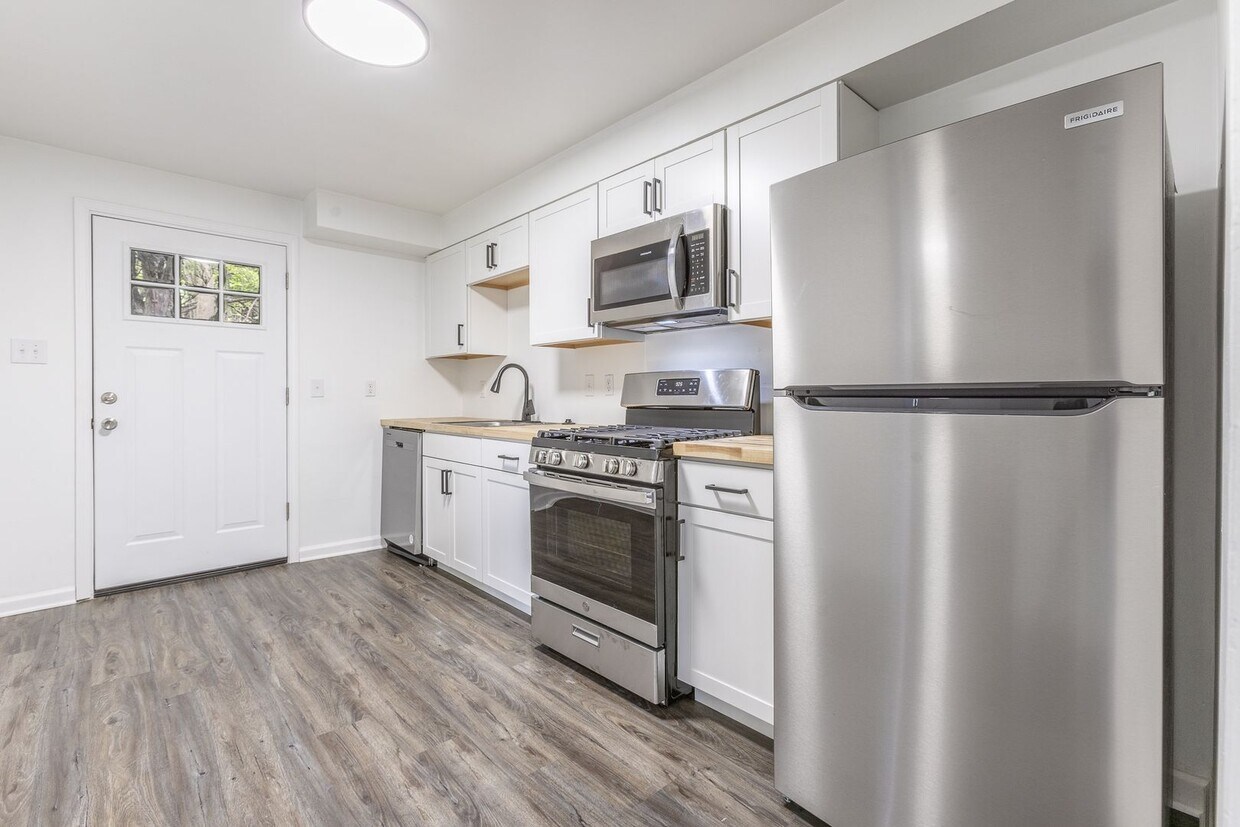 Foto principal - 08 - 182 West Warrington Ave