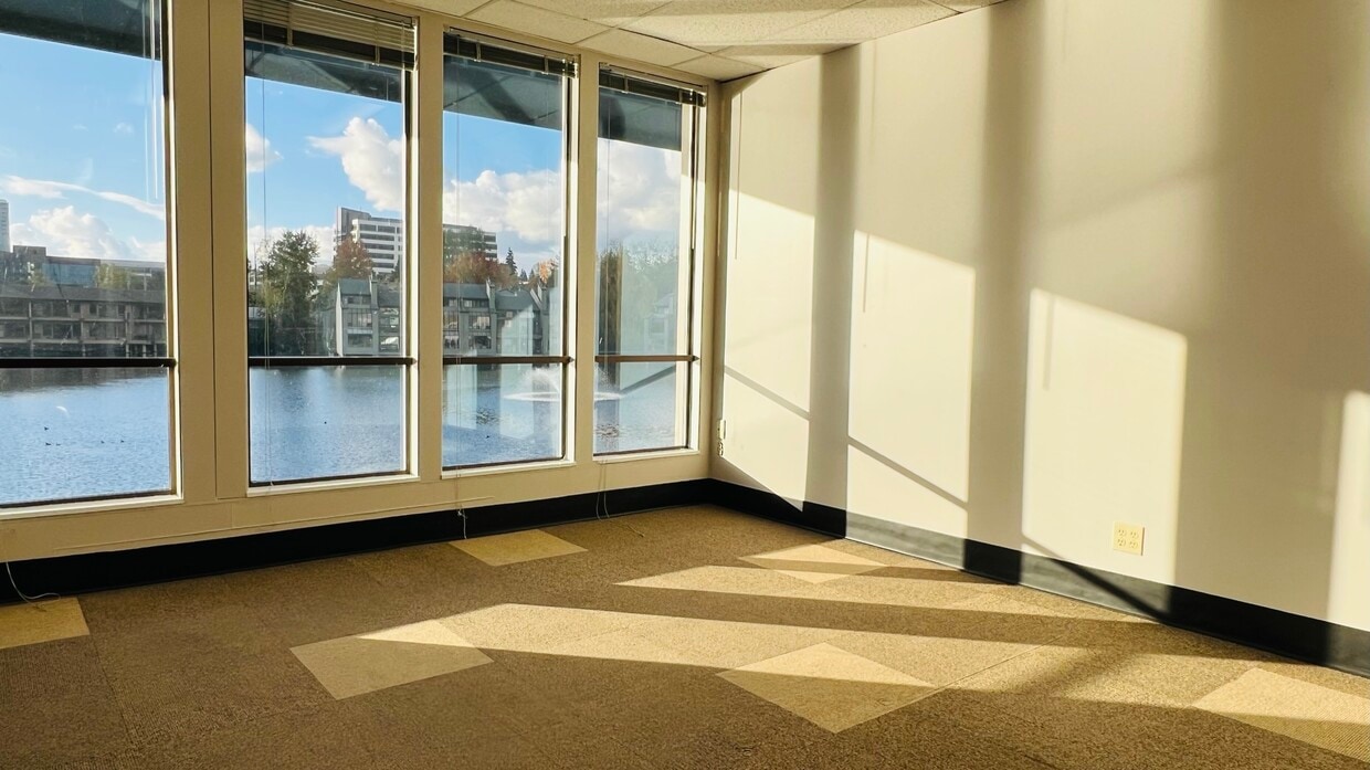 Building Photo - 1 Lake Bellevue Dr