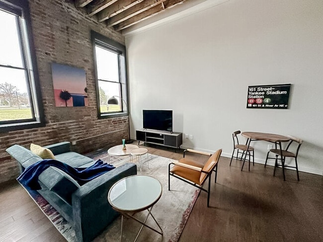 Building Photo - 500 W 7th St N