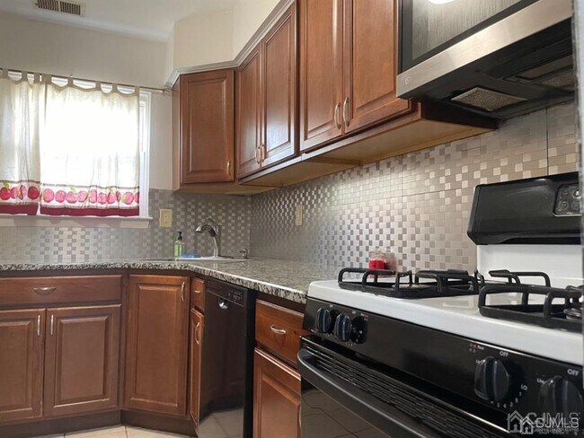 Building Photo - 115 Redbud Rd