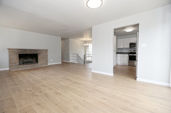 Building Photo - Remodeled 4 Bed 2.5 Bath Bellevue Home