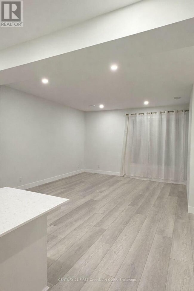 Building Photo - 925 Deveron Crescent