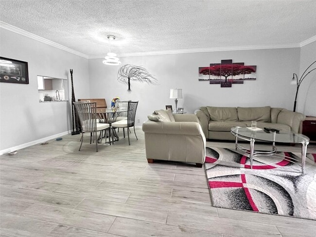 Foto del edificio - 1005 Country Club Dr