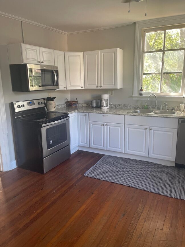 Building Photo - 2224 Queens Wy