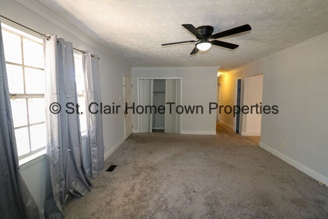 Building Photo - One level Home Close to Town