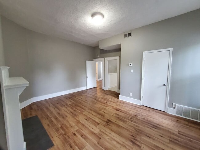 Building Photo - 925 S Cox St