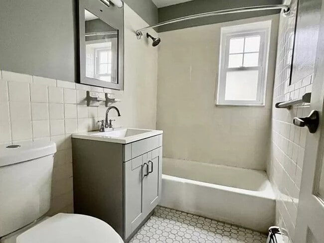 Building Photo - 138 Clinton Pl