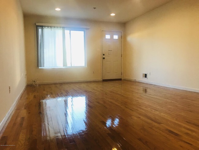 Foto del edificio - 268 Maple Pkwy