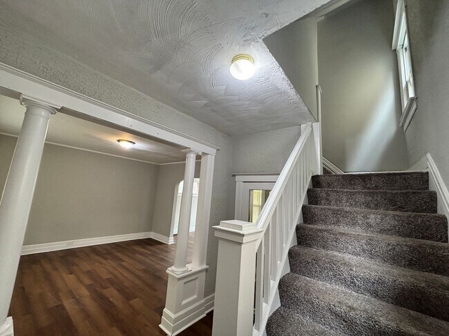 Building Photo - 242 Ferris St