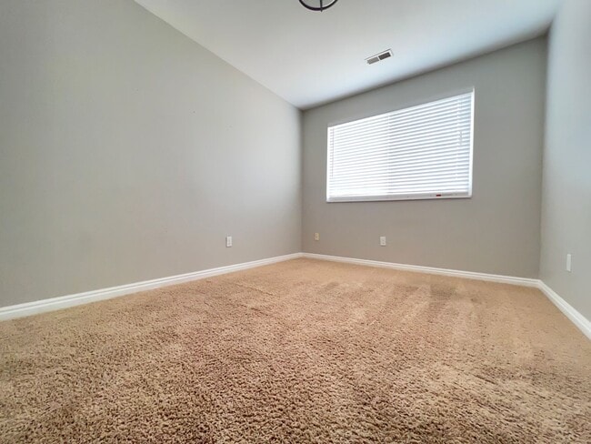 Building Photo - 4 Bedroom/2 Bathroom House In Provo