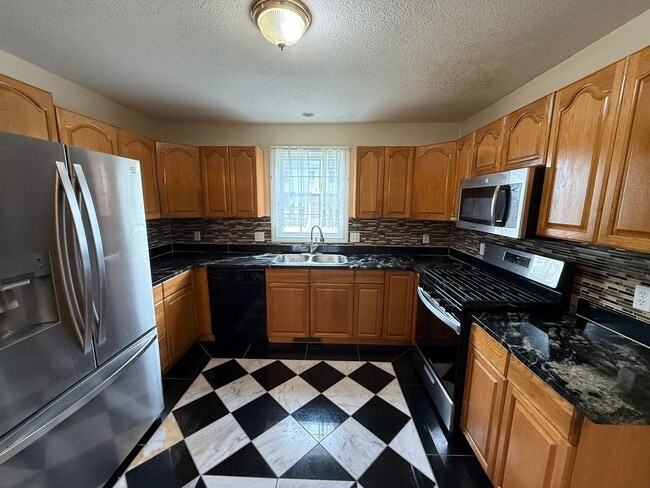 Building Photo - Three Bedroom, Single Family Home Located in Springfield's Pine Point Neighborhood!