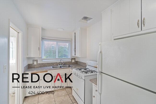 Foto del edificio - Charming One Bedroom with Large Sunny Wind...