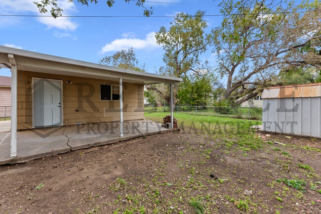 Foto del edificio - 2210 W Dallas St