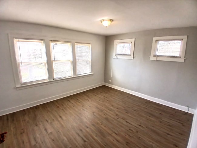 Building Photo - 708 W 116th Pl