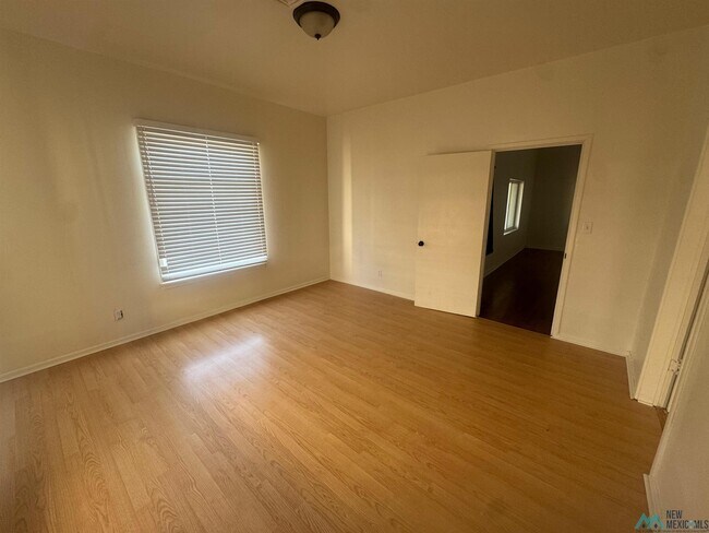 Foto del edificio - 607 W Grand Ave