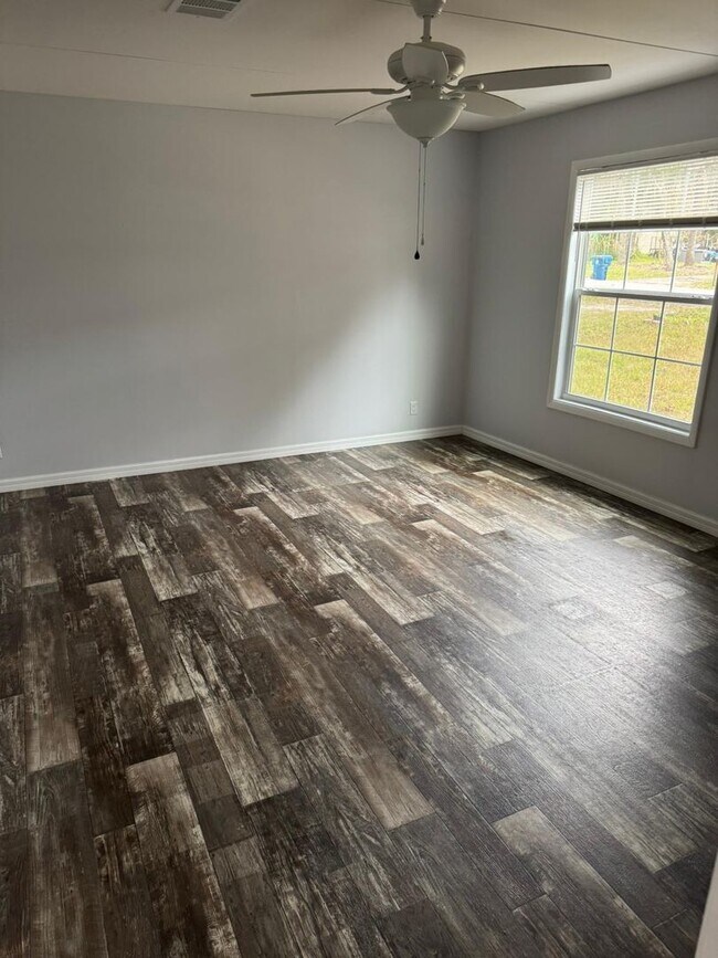 Building Photo - 3/2 Brooksville Available Now ! Apply for FREE This Holiday Season!