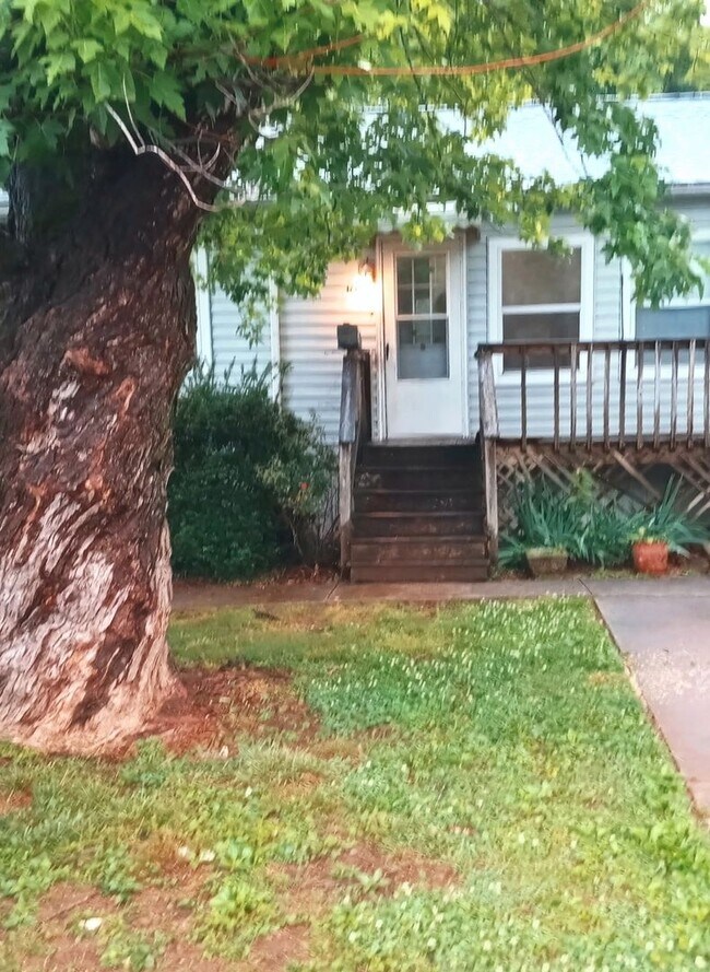 Foto del edificio - Oak Ridge 37830 - 2 bedroom 1 bath apartment - Contact Lisa Vineyard or Shannon Russell (865) 216...