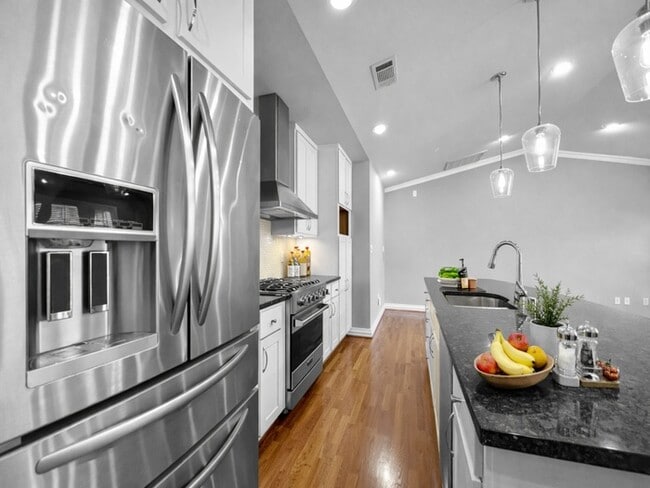 Building Photo - 2BR Townhome w/ Garage, Patio + Pool Access in 75209