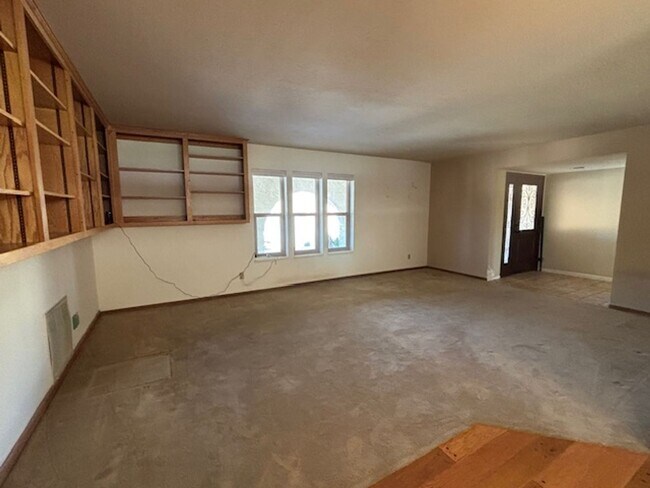 Building Photo - 3 Bedroom - 2 Bath Pool Home on the Golf Course