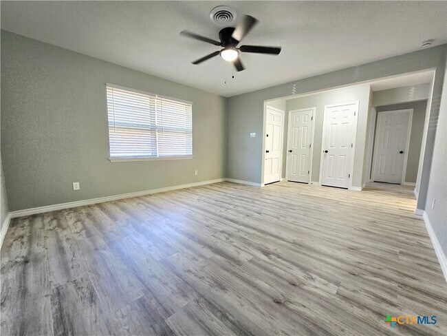 Building Photo - 1204 Amthor Ave