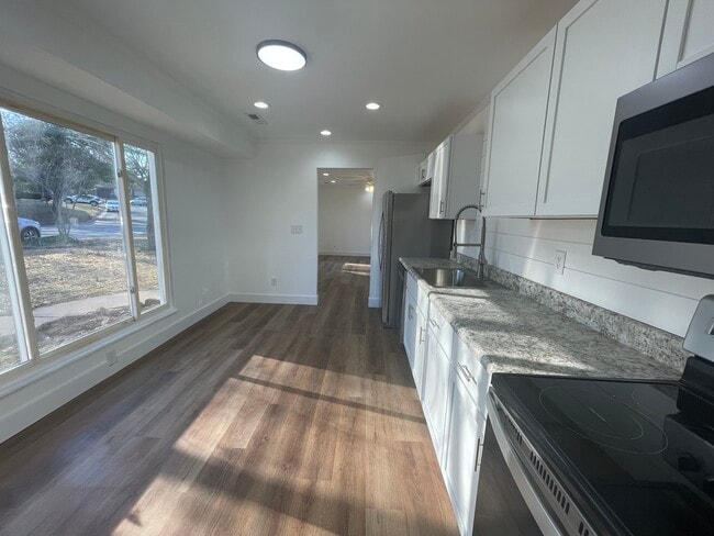 Building Photo - 517 E 11th St