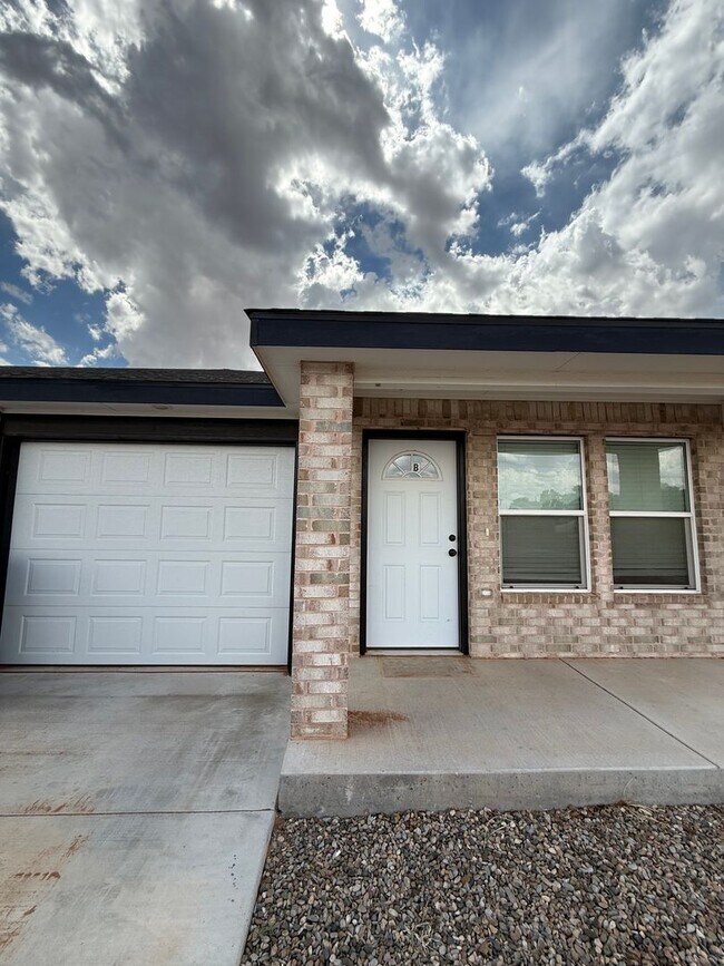 Building Photo - 1328 Sonora Rd