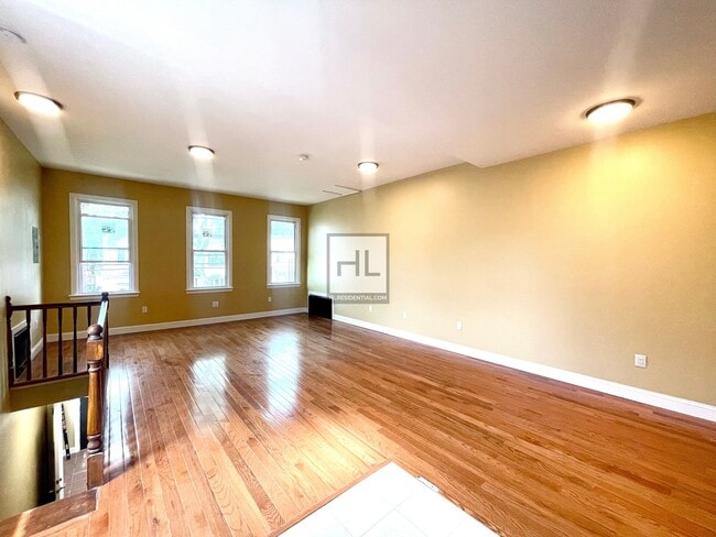 Building Photo - Huge 1 Bed + Home Office | Grant Avenue, C...