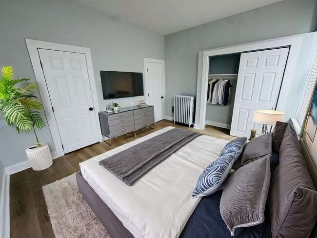 Building Photo - Remodeled Large 3bd/1.5 House with Rear ya...