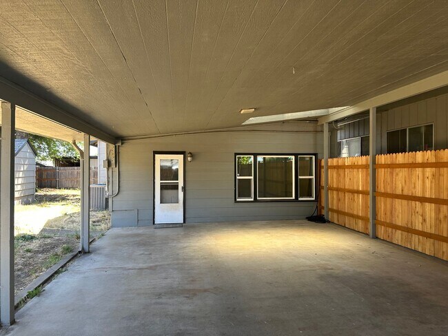 Building Photo - Updated 4 bedroom 2 bath house in Eugene!