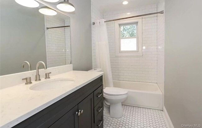 Building Photo - 335 Gillette St